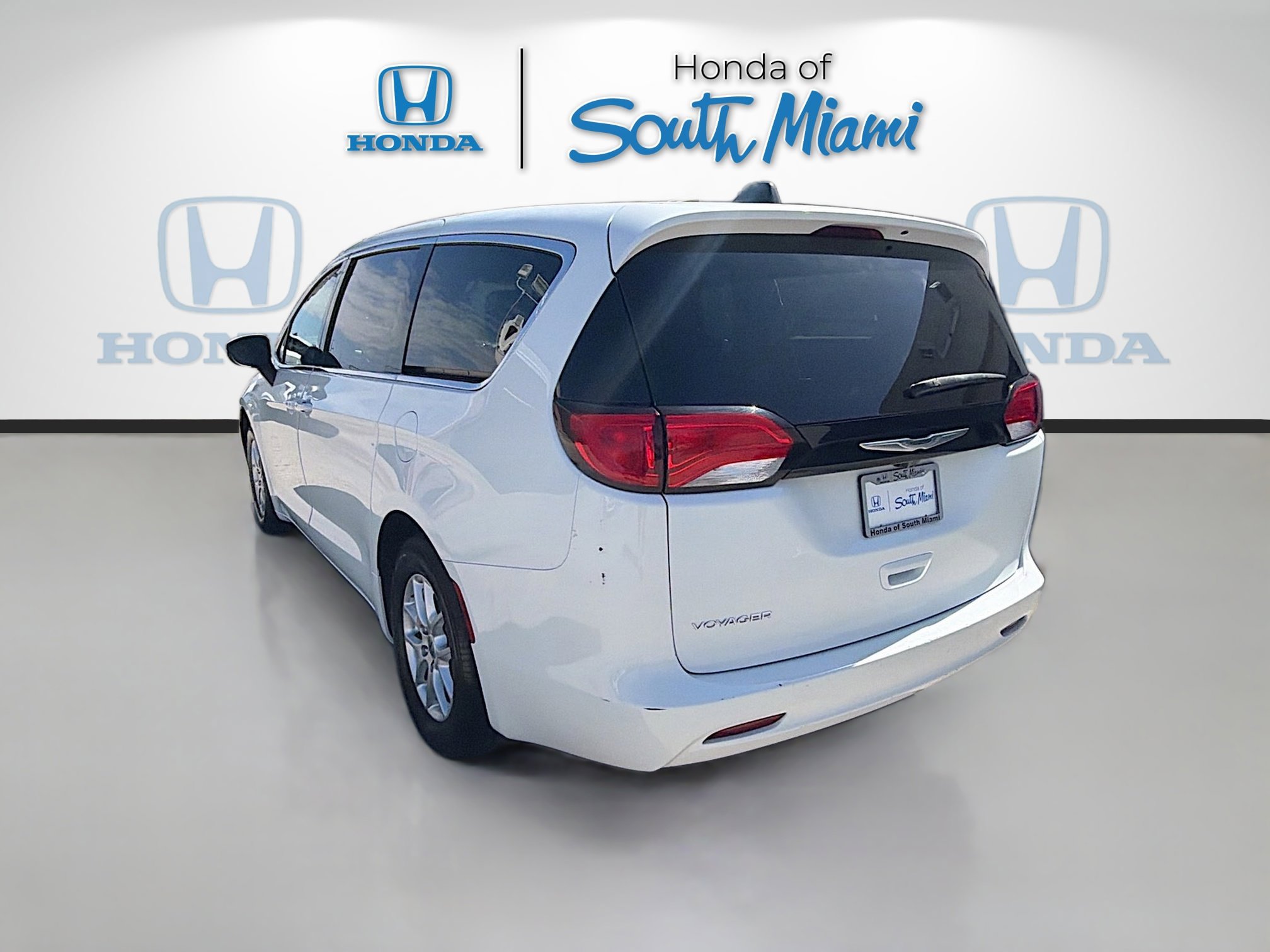 Used 2023 Chrysler Voyager LX FWD image 5