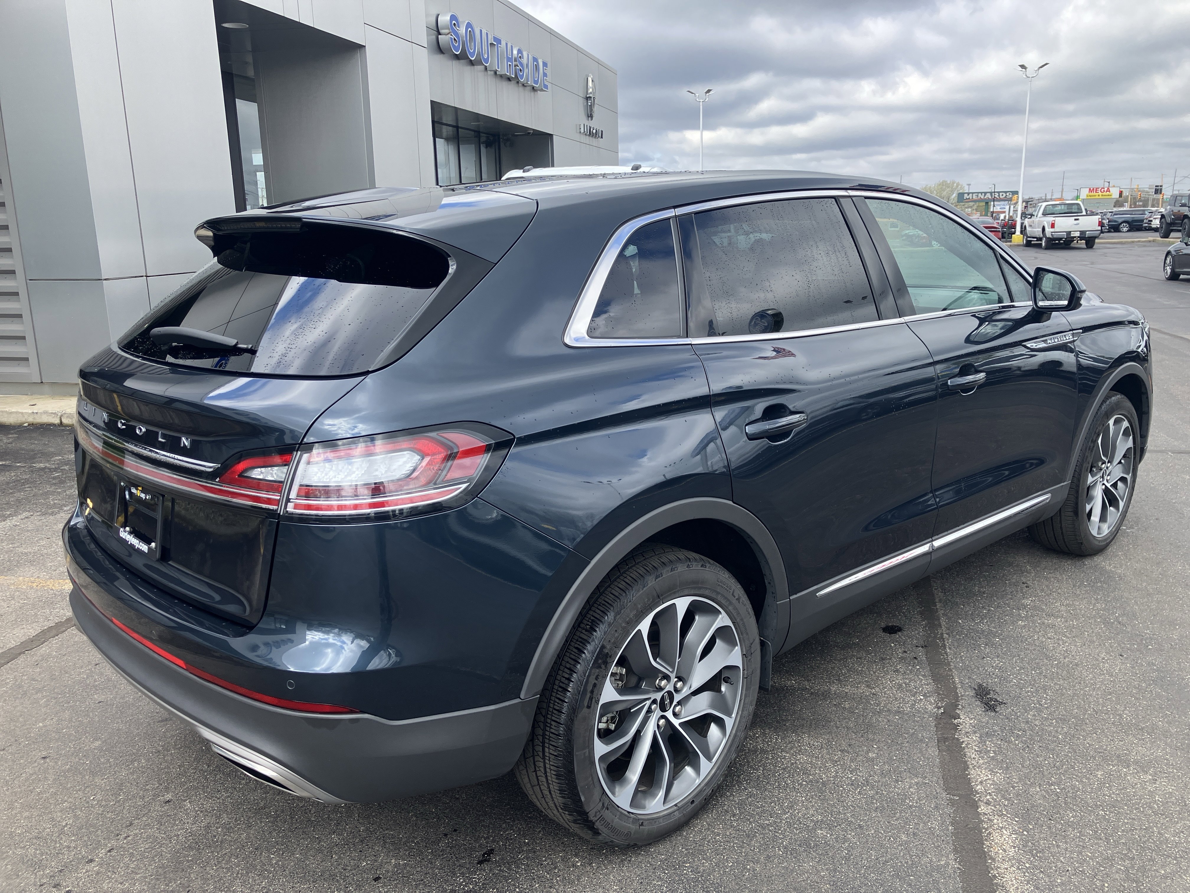 Used 2023 Lincoln Nautilus Reserve w/ Luxury Package image 7