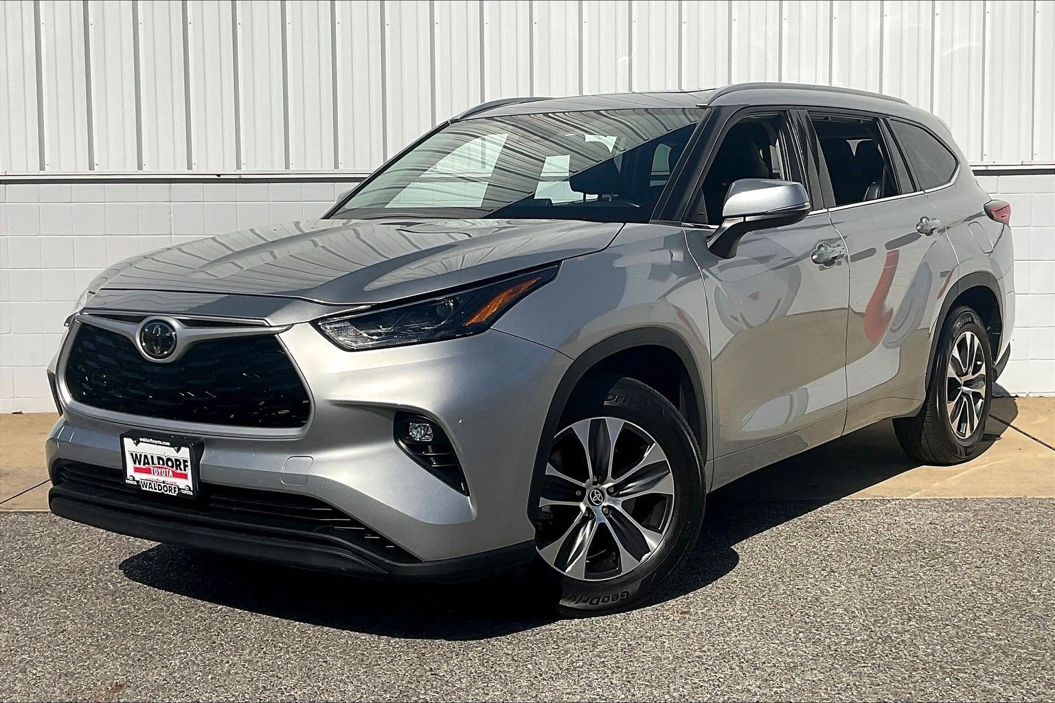 Used 2022 Toyota Highlander XLE FWD image 2