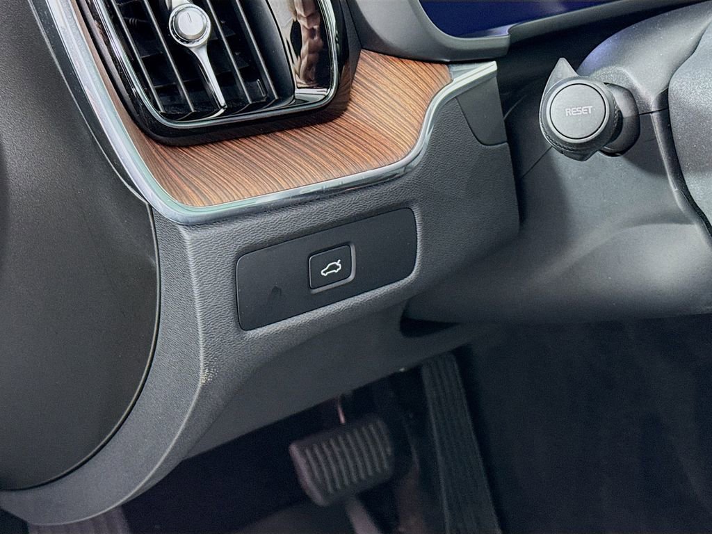 Used 2023 Volvo XC60 B5 Ultimate w/ Climate Package image 11