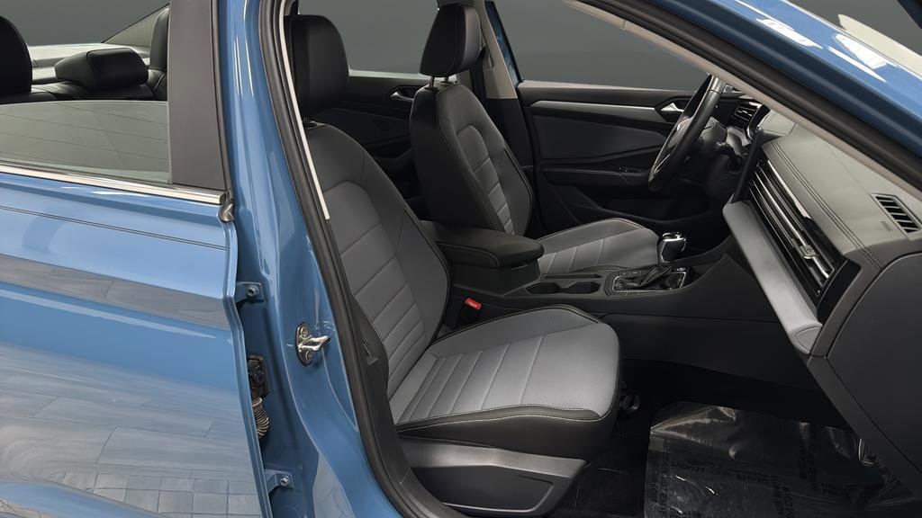 Used 2025 Volkswagen Jetta SE image 29