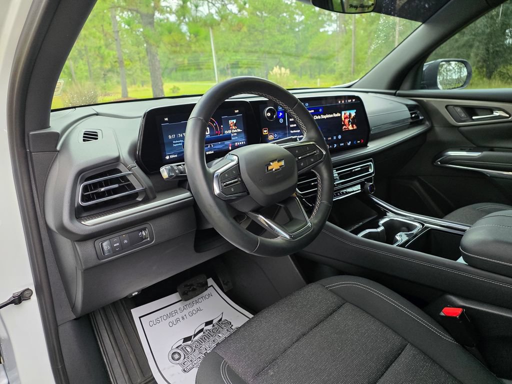 Used 2025 Chevrolet Traverse LT FWD image 12