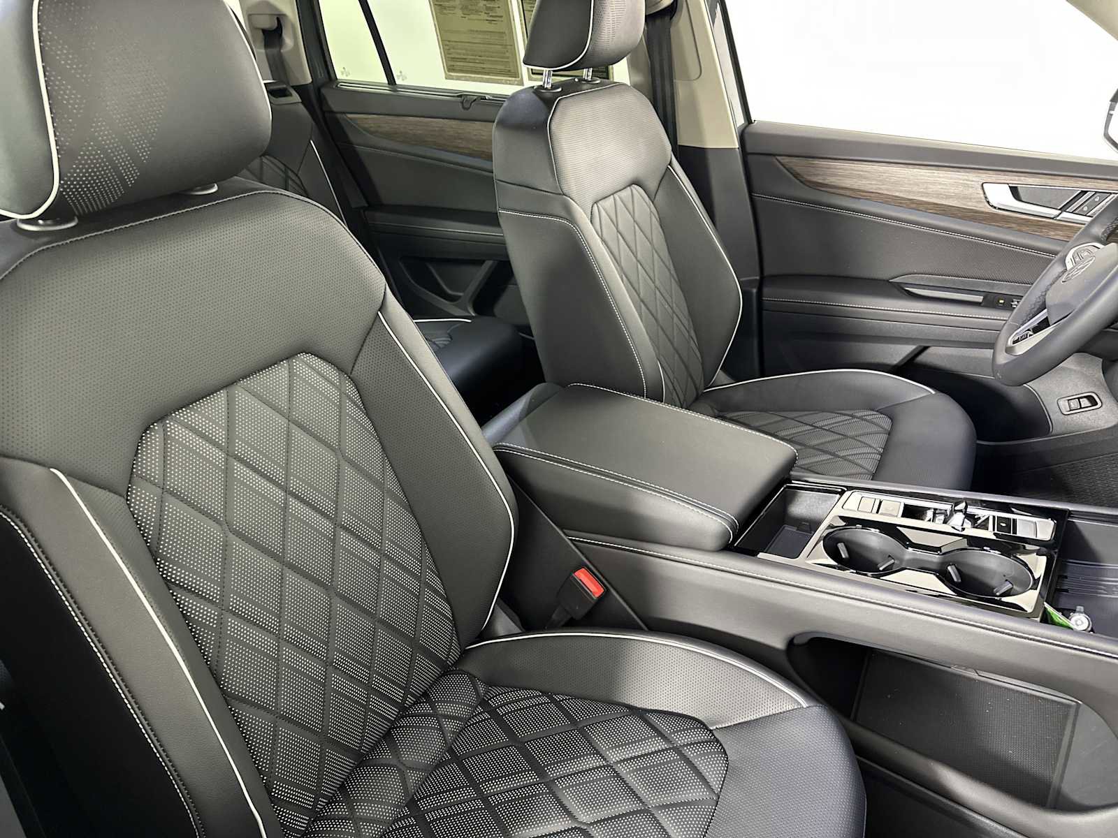 Used 2025 Volkswagen Atlas SEL Premium R-Line image 32