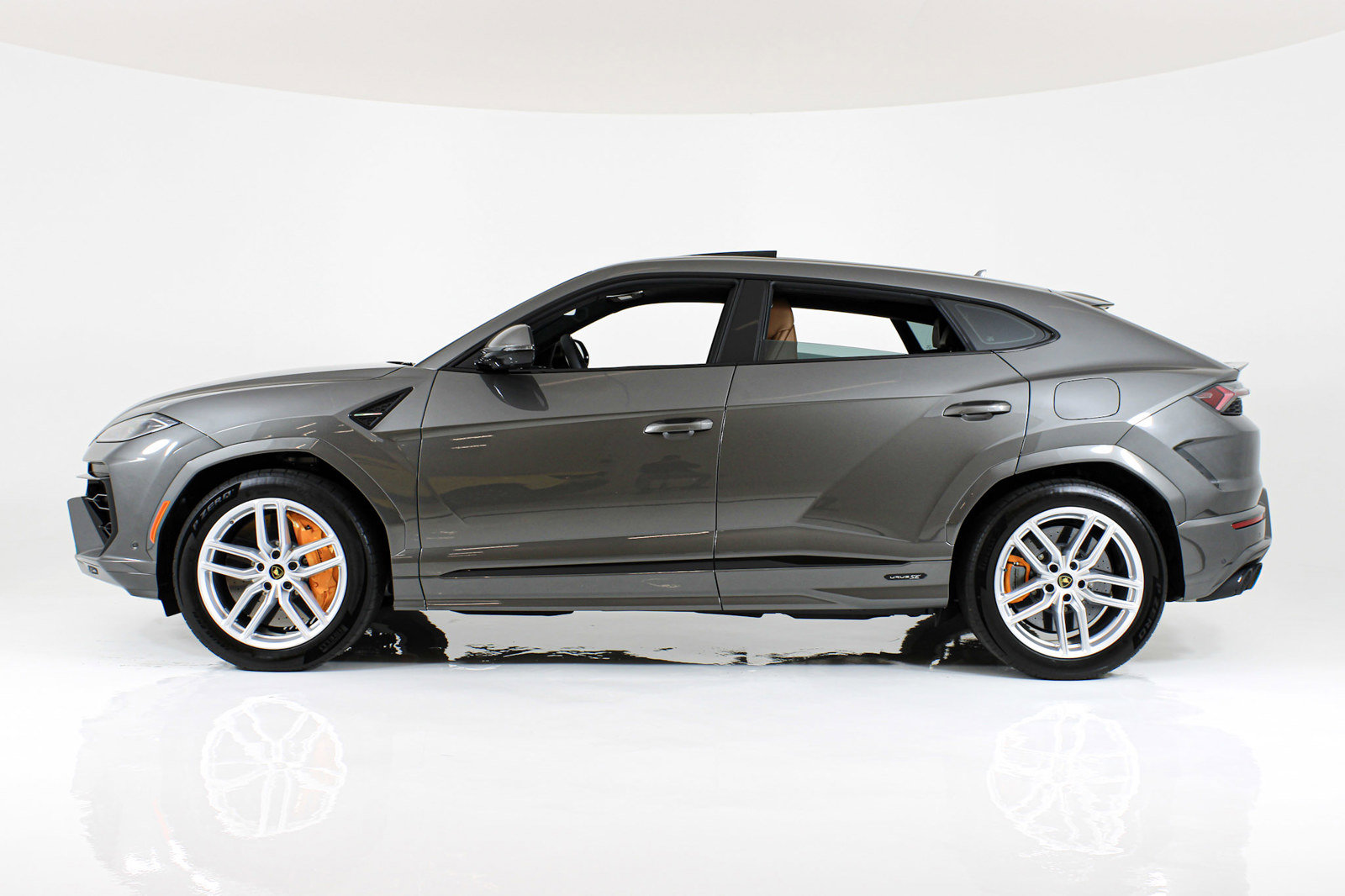 Used 2025 Lamborghini Urus SE AWD/4WD image 3