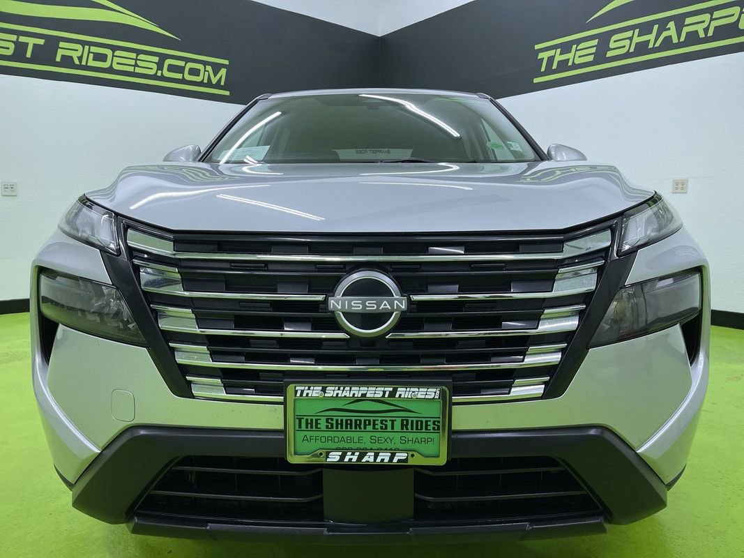 Used 2024 Nissan Rogue SV image 3