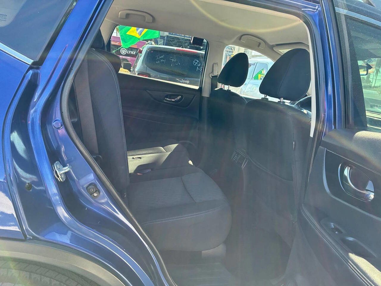 Used 2018 Nissan Rogue SV image 8