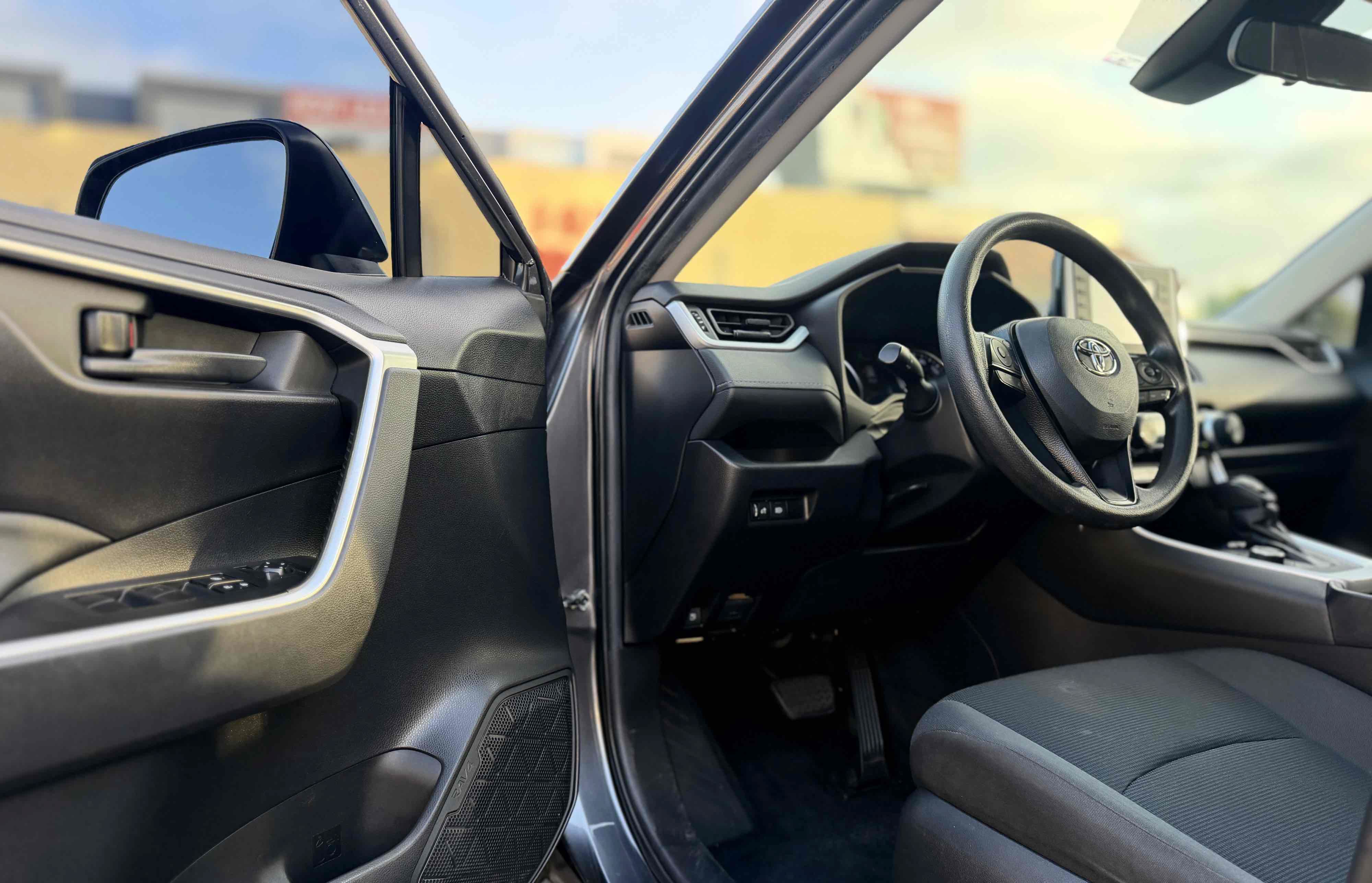 Used 2021 Toyota RAV4 LE AWD/4WD image 16