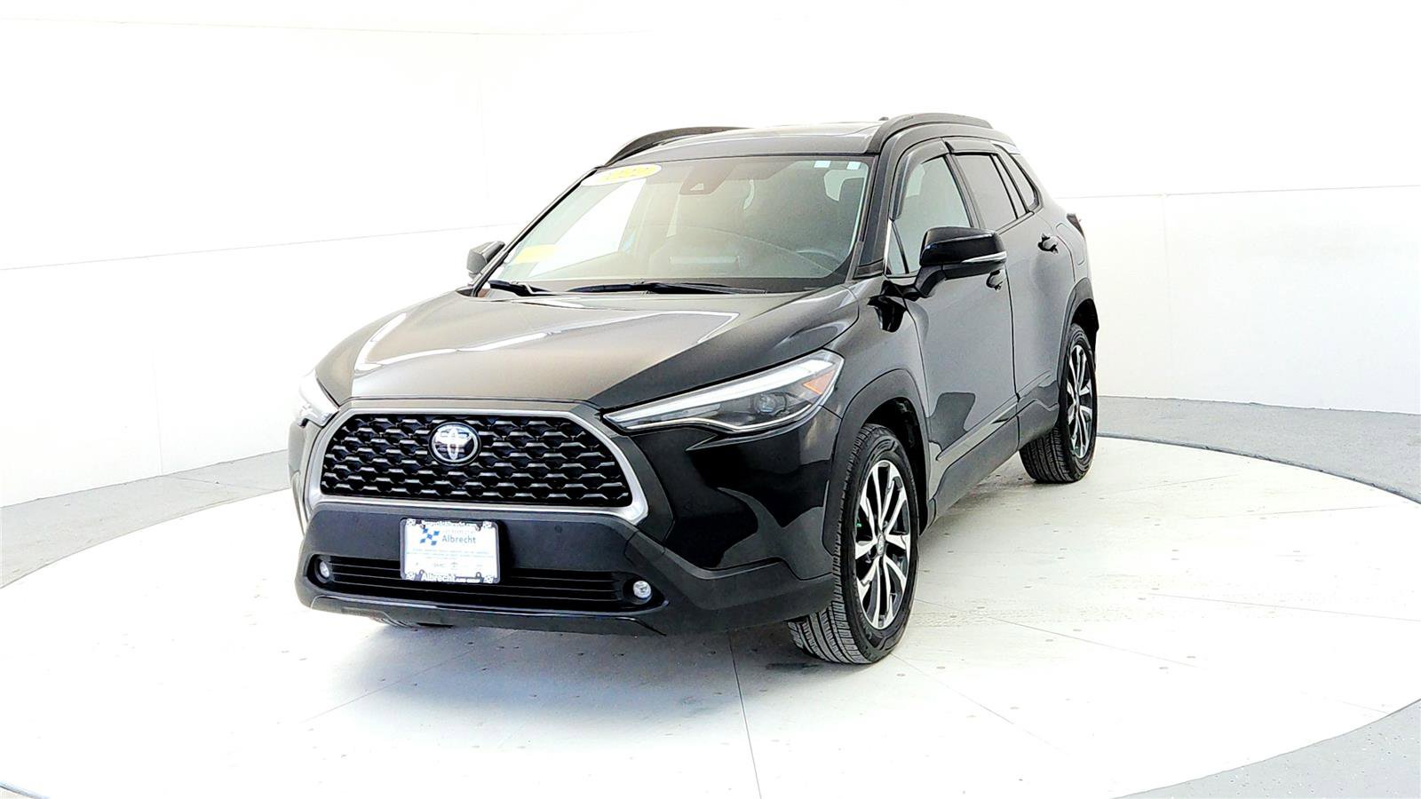 Used 2022 Toyota Corolla Cross XLE image 2
