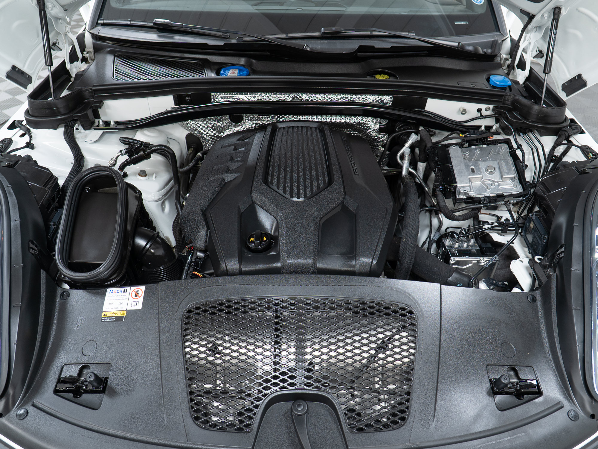 Certified 2022 Porsche Macan AWD/4WD image 12