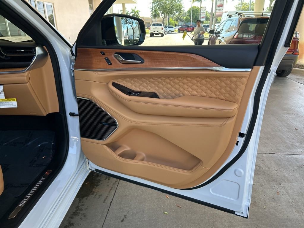 Used 2024 Jeep Grand Cherokee Summit AWD/4WD image 29