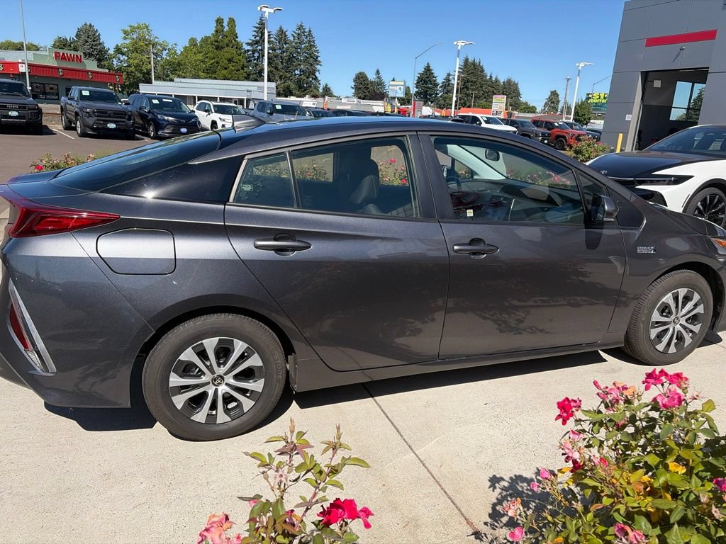 Used 2021 Toyota Prius Prime LE w/ Carpet Mat Package (TMS) FWD image 5