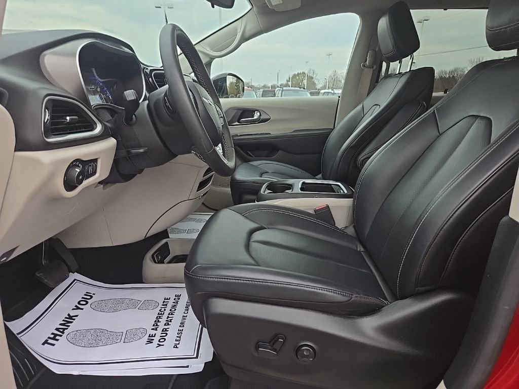 Used 2024 Chrysler Pacifica Touring-L image 13
