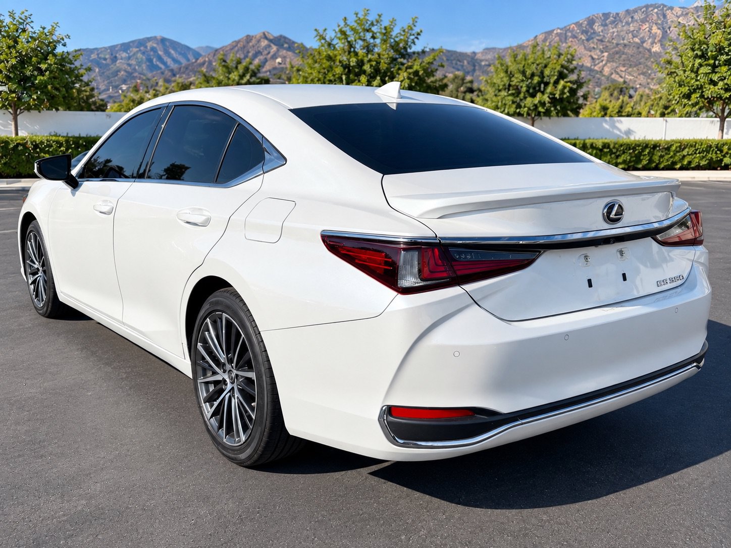 Used 2024 Lexus ES 300h w/ Premium Package FWD image 4