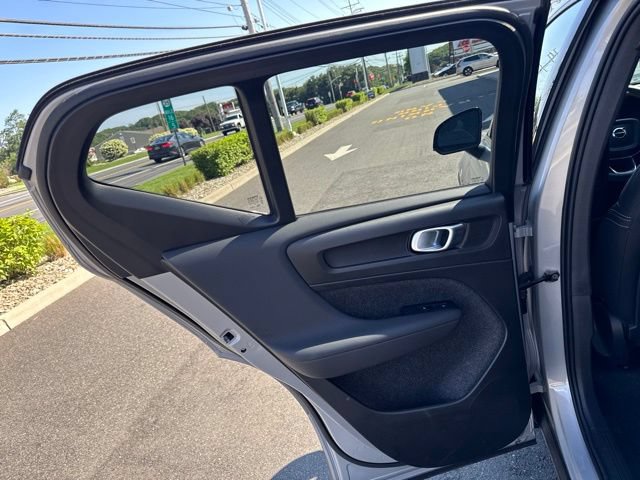 Certified 2025 Volvo XC40 B5 Plus AWD/4WD image 16