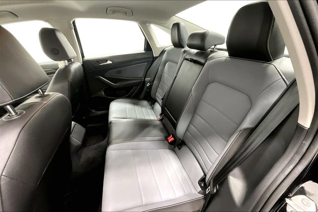 Used 2025 Volkswagen Jetta SE FWD image 32
