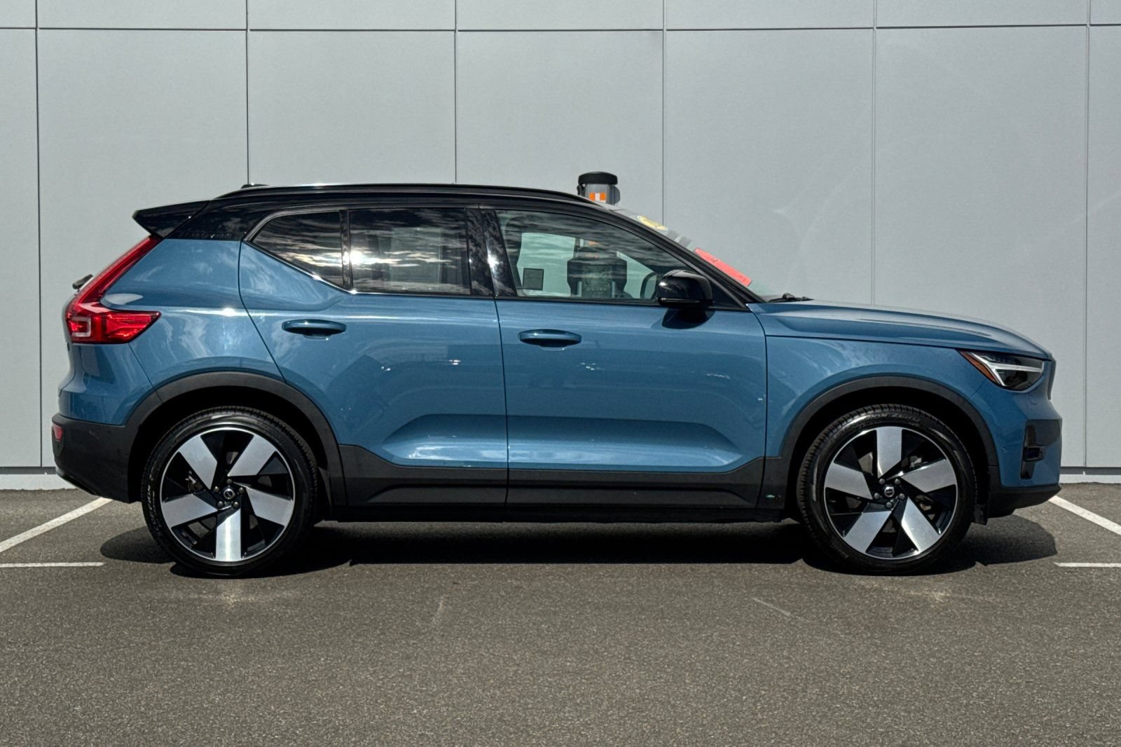Used 2023 Volvo XC40 Recharge Ultimate AWD/4WD image 6