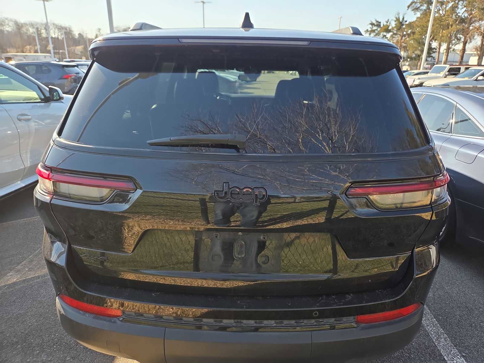 Used 2024 Jeep Grand Cherokee L Laredo image 5