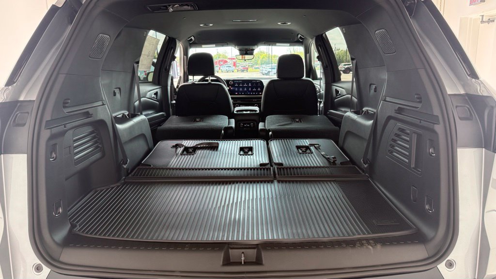 New 2027 Chevrolet Traverse LT w/ Driver Confidence Package FWD image 41