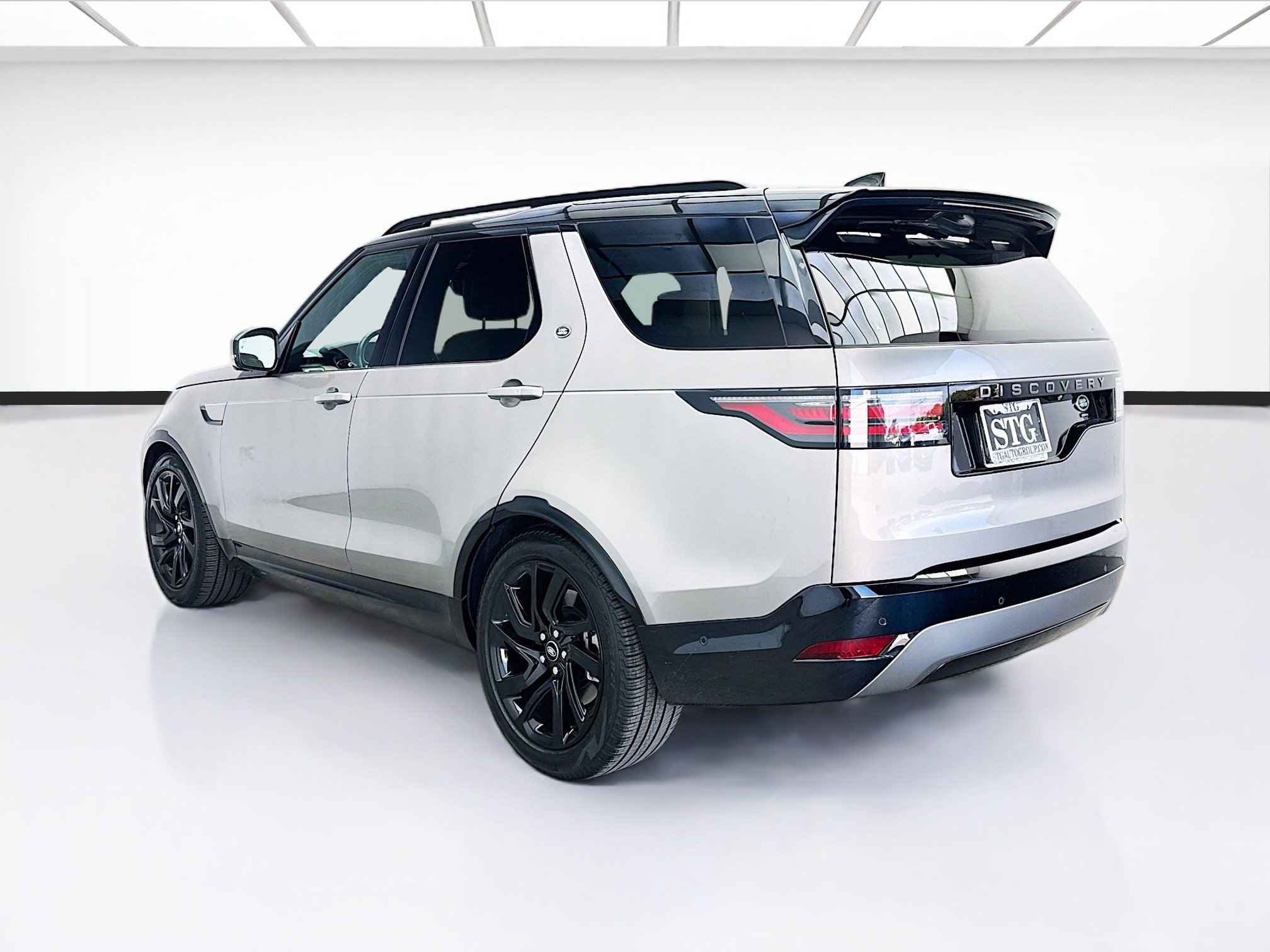 Used 2023 Land Rover Discovery HSE R-Dynamic AWD/4WD image 6