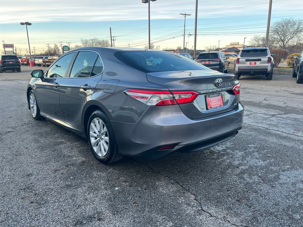 Used 2018 Toyota Camry LE image 3