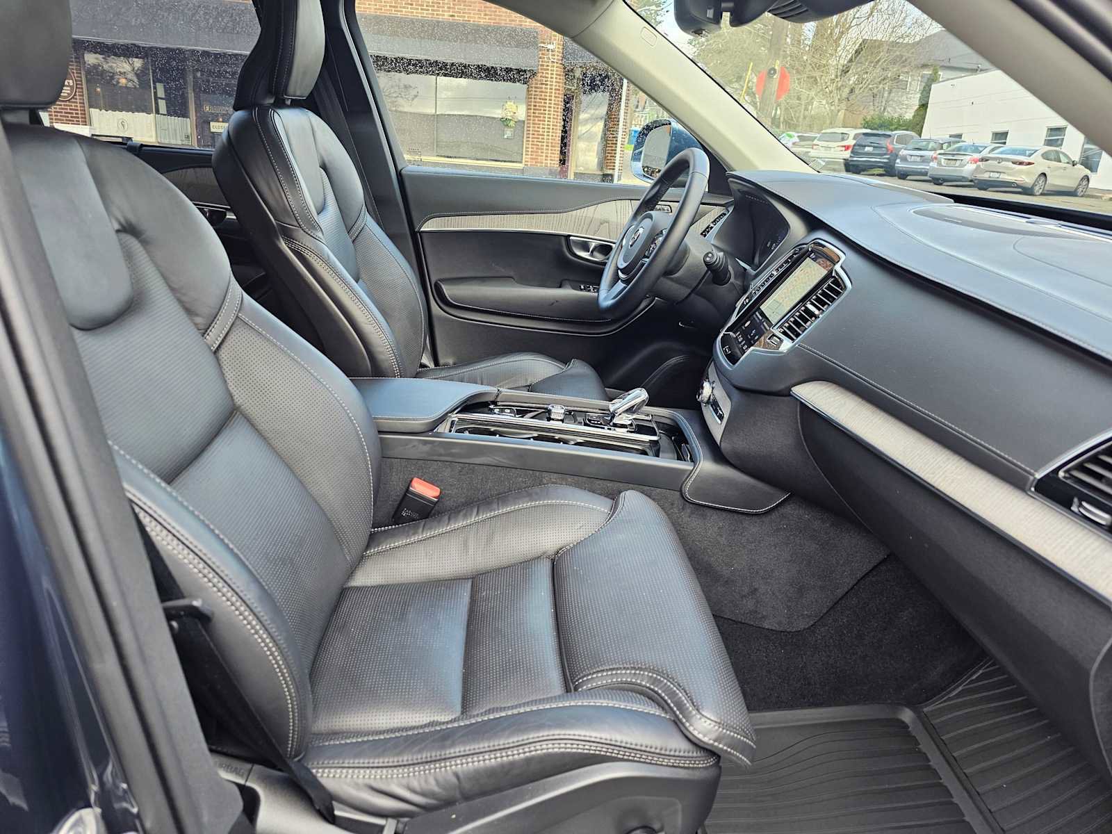 Certified 2024 Volvo XC90 B6 Ultimate w/ Protection Package Premier image 18