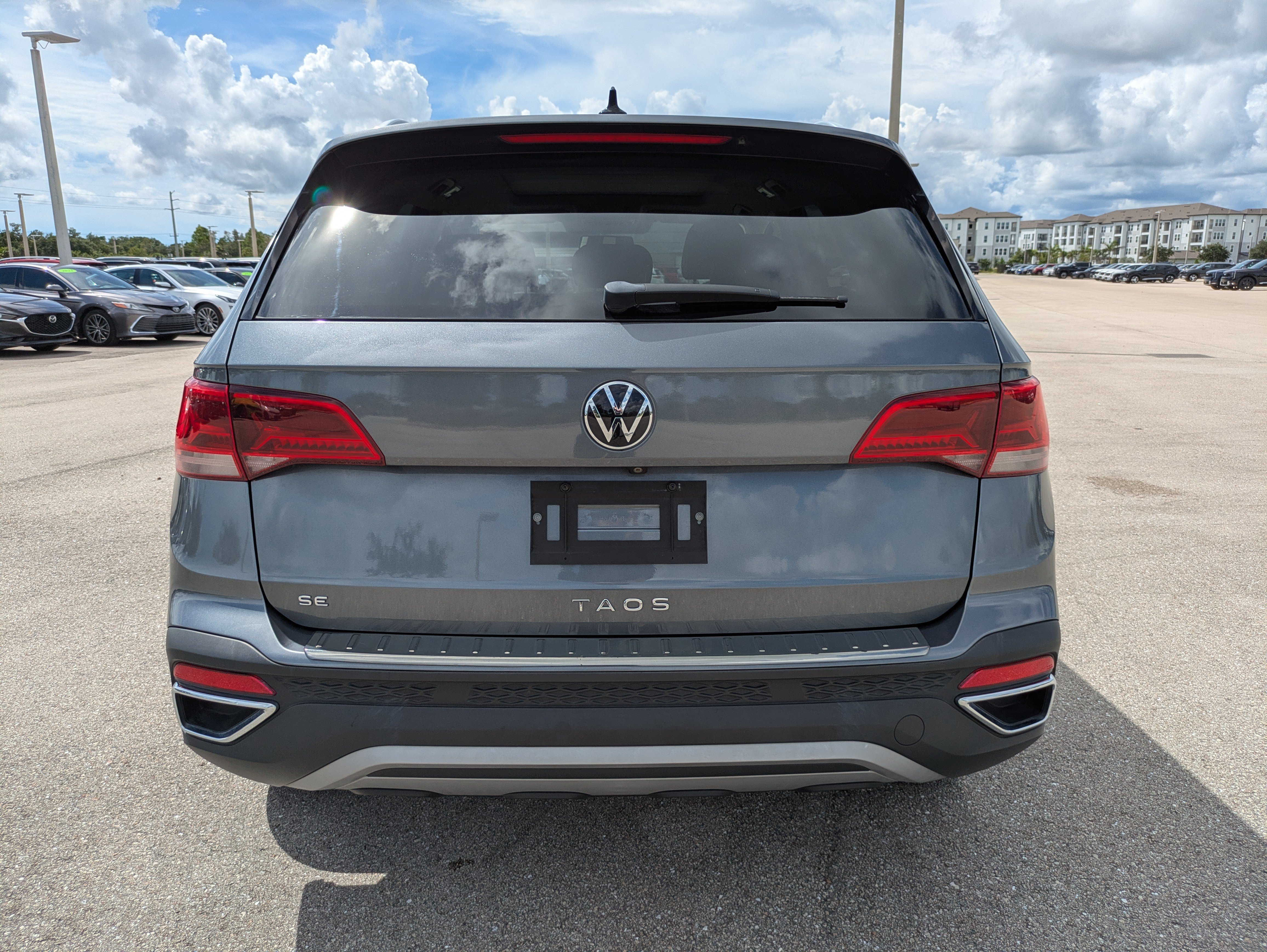 Used 2022 Volkswagen Taos SE w/ Panoramic Sunroof Package FWD image 5