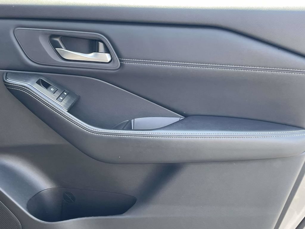 Used 2025 Nissan Rogue SV w/ SV Premium Package FWD image 17