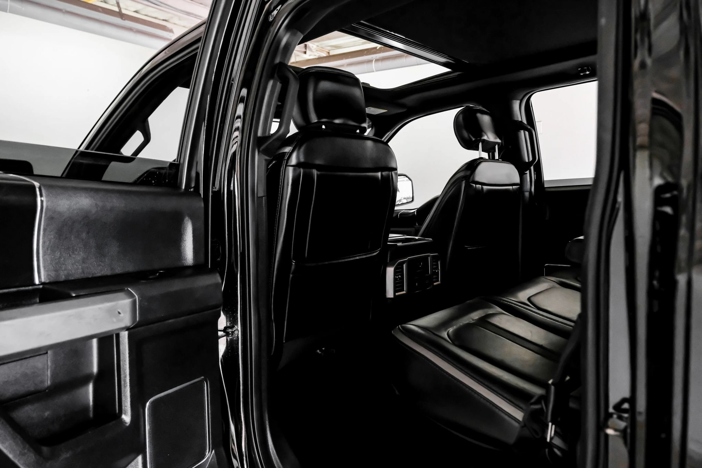 Used 2018 Ford F150 Platinum w/ Equipment Group 701A Luxury AWD/4WD image 32