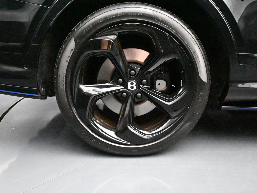 Used 2025 Bentley Bentayga image 17