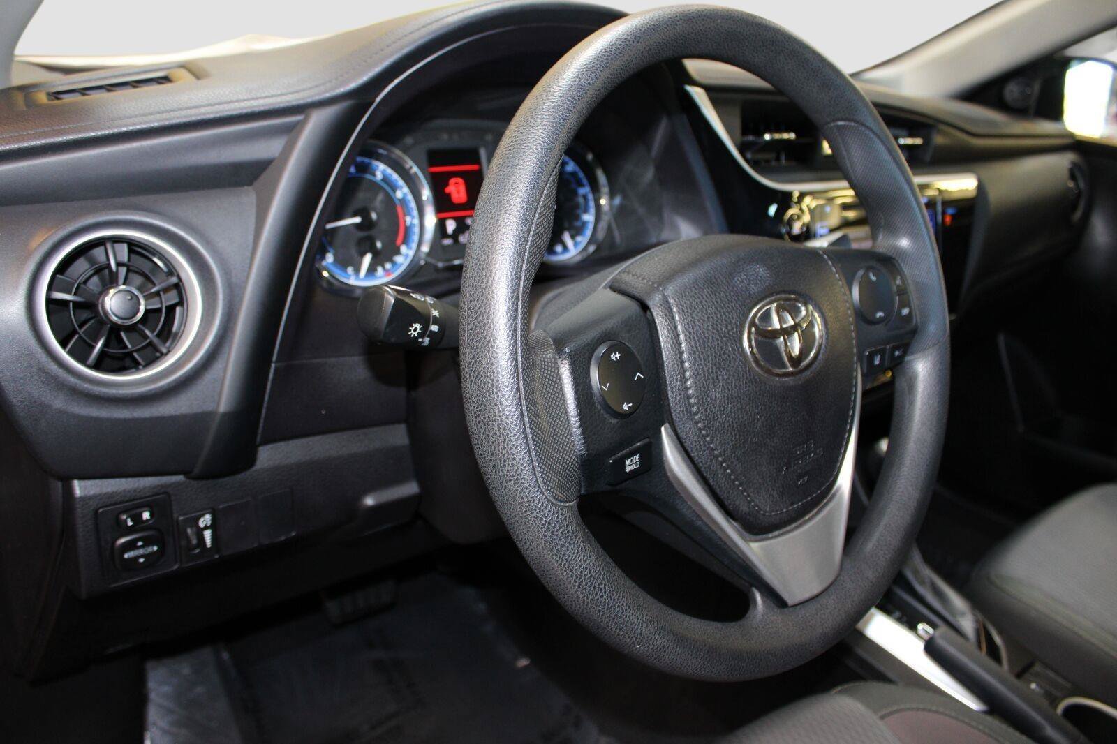 Used 2018 Toyota Corolla LE FWD image 17