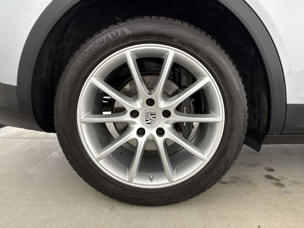 Certified 2023 Porsche Cayenne Platinum Edition image 16