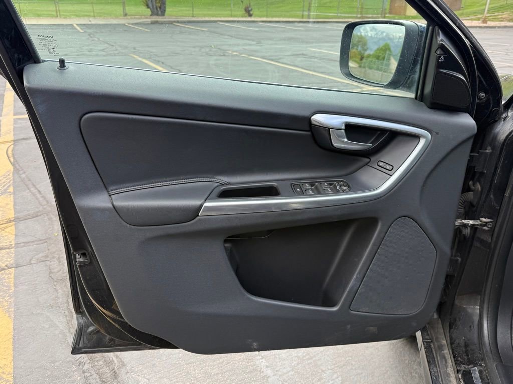 Used 2015 Volvo XC60 T5 Platinum image 9