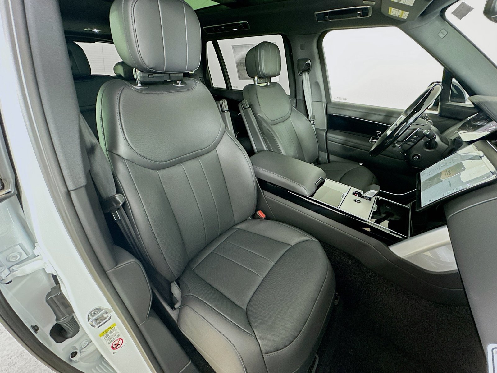 New 2026 Land Rover Range Rover Long Wheelbase SE AWD/4WD image 44