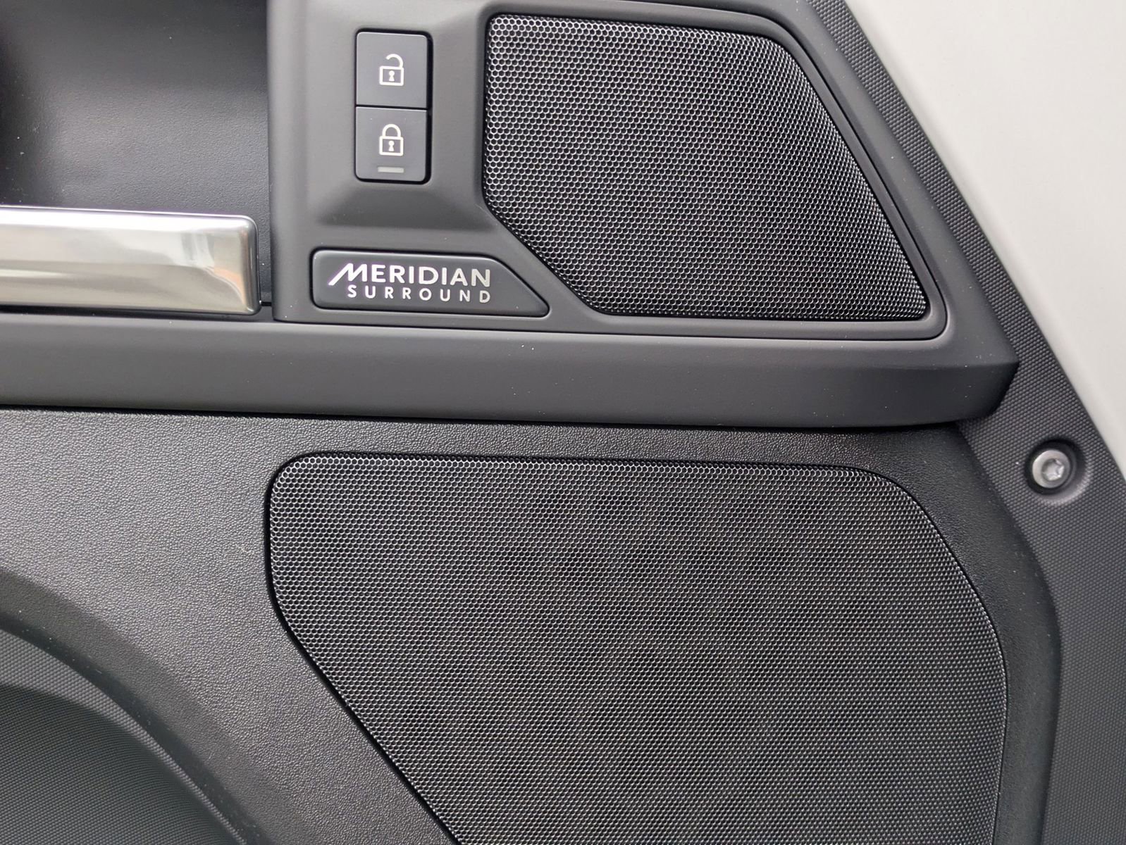 New 2026 Land Rover Defender 110 X-Dynamic SE image 28