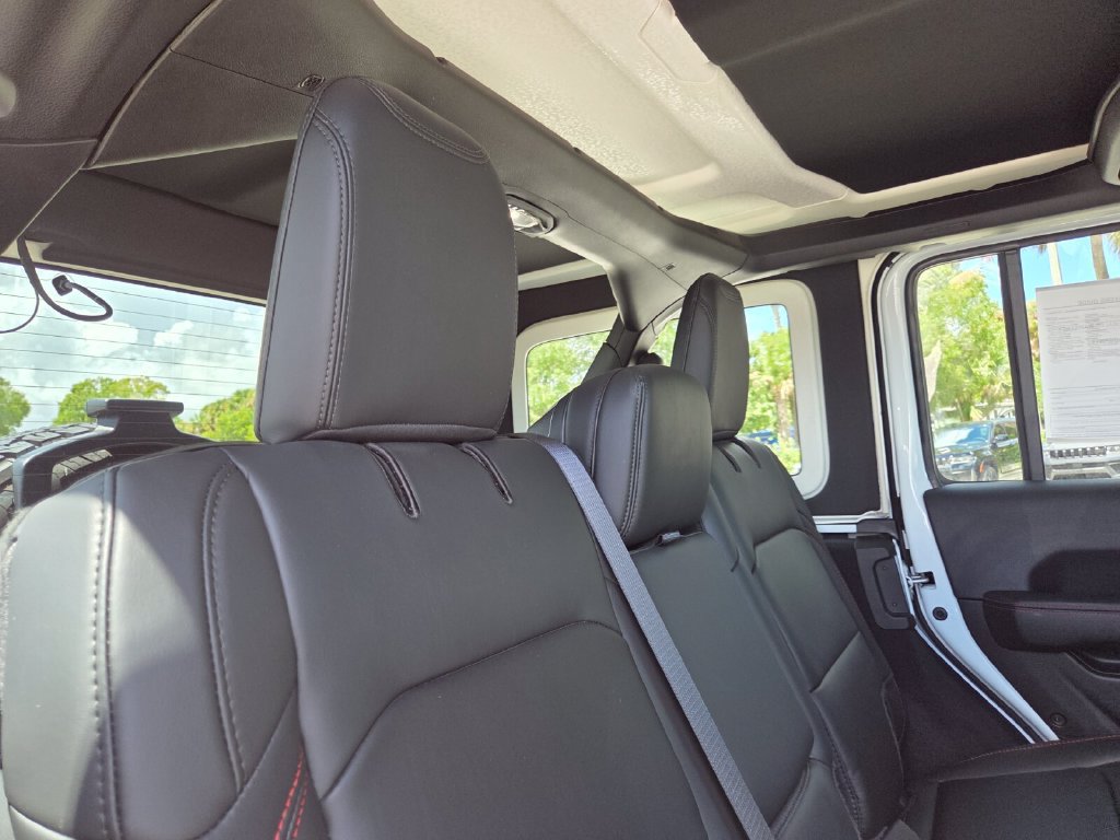 Used 2025 Jeep Wrangler Unlimited Rubicon AWD/4WD image 19