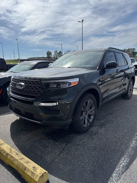 Used 2022 Ford Explorer XLT w/ Equipment Group 202A image 2
