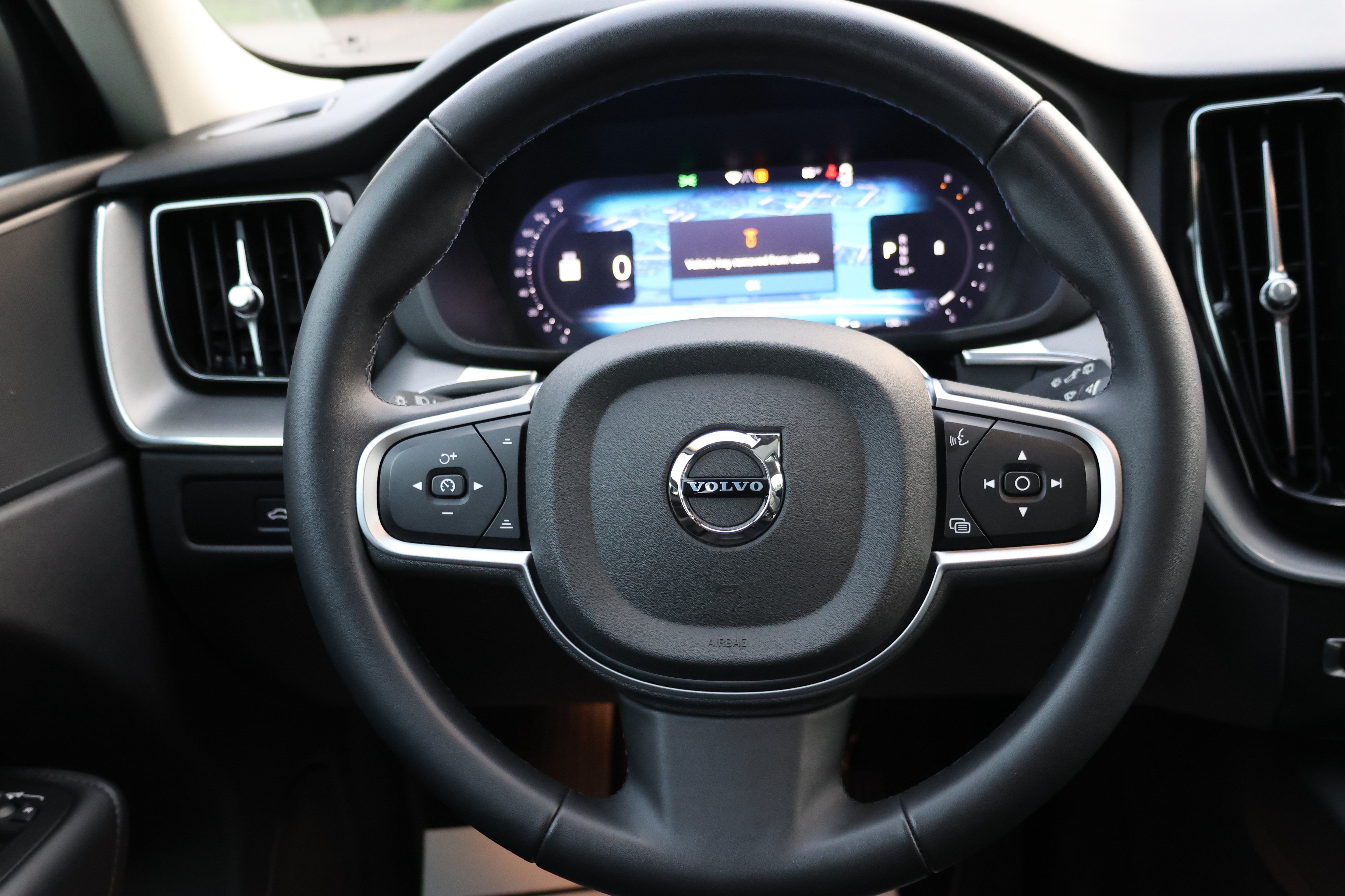 Used 2025 Volvo XC60 B5 Core AWD/4WD image 24