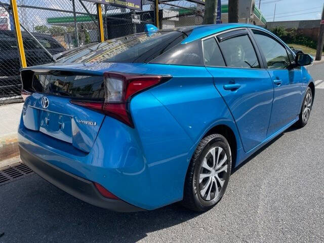 Used 2020 Toyota Prius LE image 2