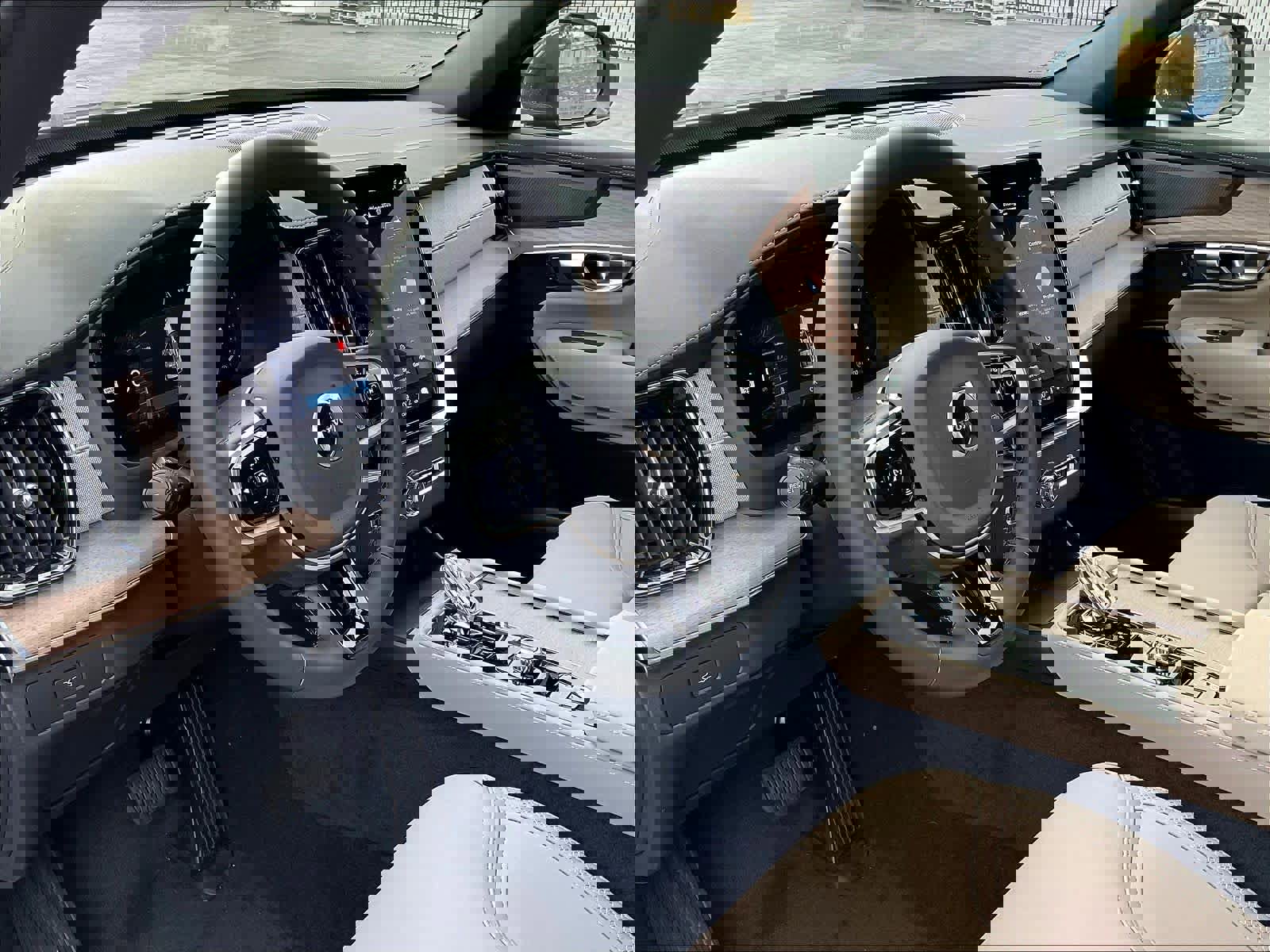 New 2026 Volvo XC90 B6 Plus w/ Protection Package Premier image 8