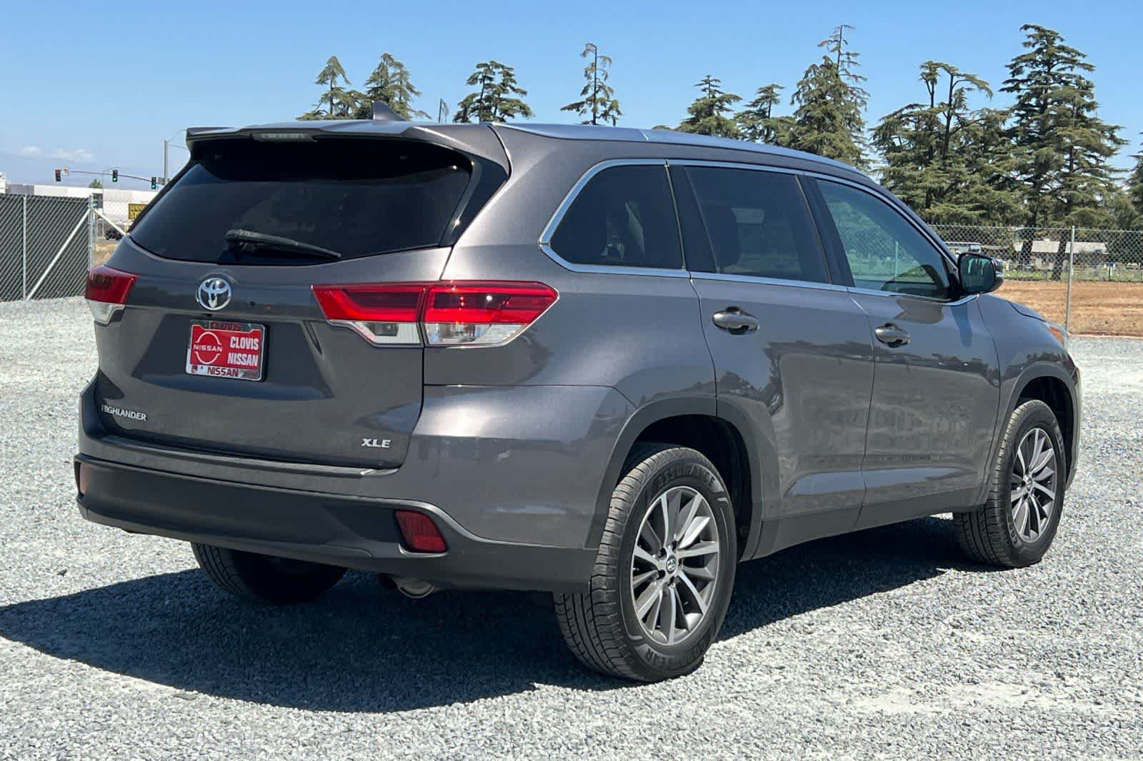Used 2019 Toyota Highlander XLE FWD image 3