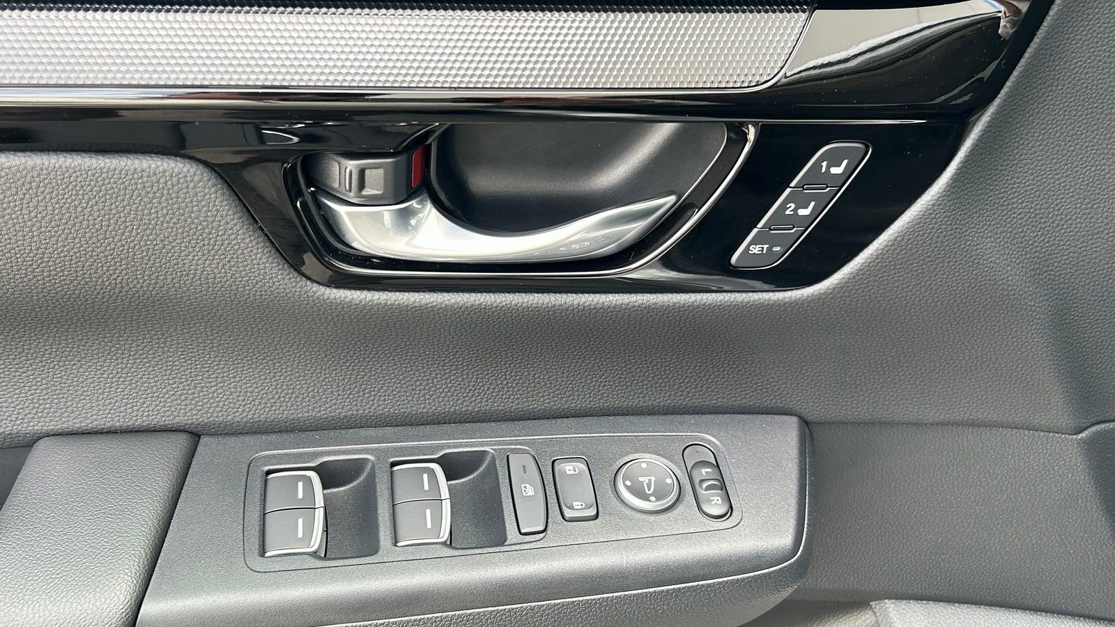 Used 2025 Honda CR-V EX-L image 9