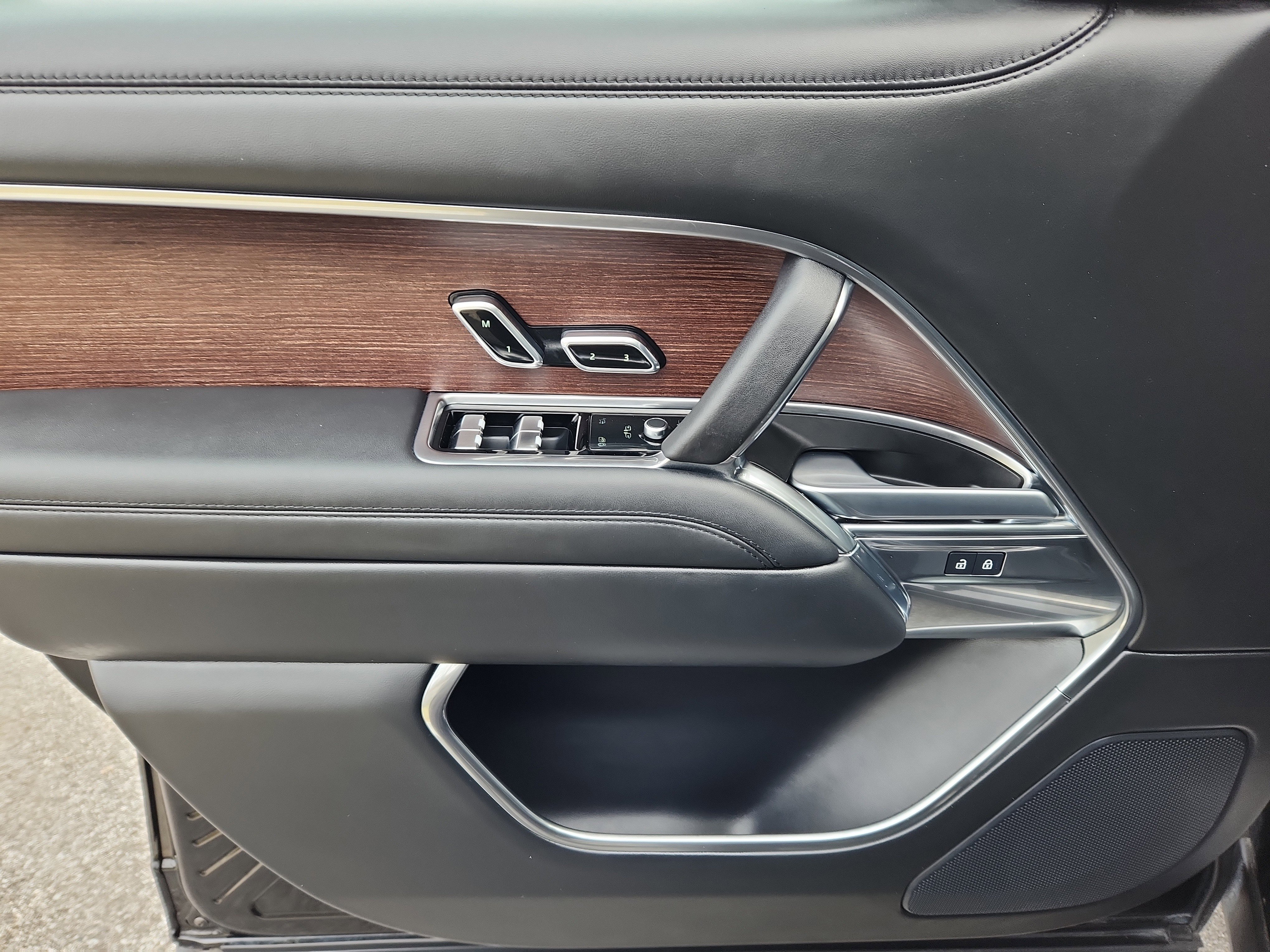 Used 2024 Land Rover Range Rover SE image 25