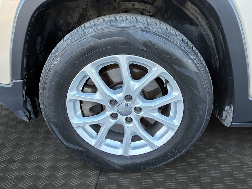 Used 2015 Jeep Cherokee Latitude w/ Cold Weather Group image 23