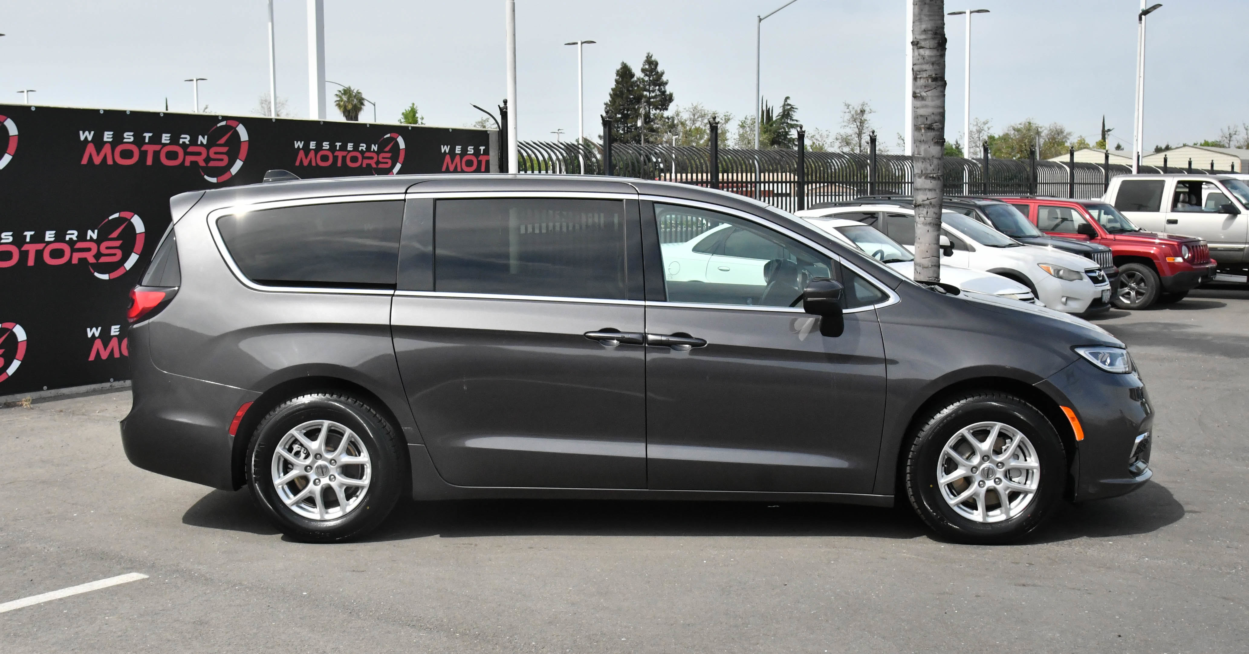 Used 2023 Chrysler Pacifica Touring-L FWD image 9