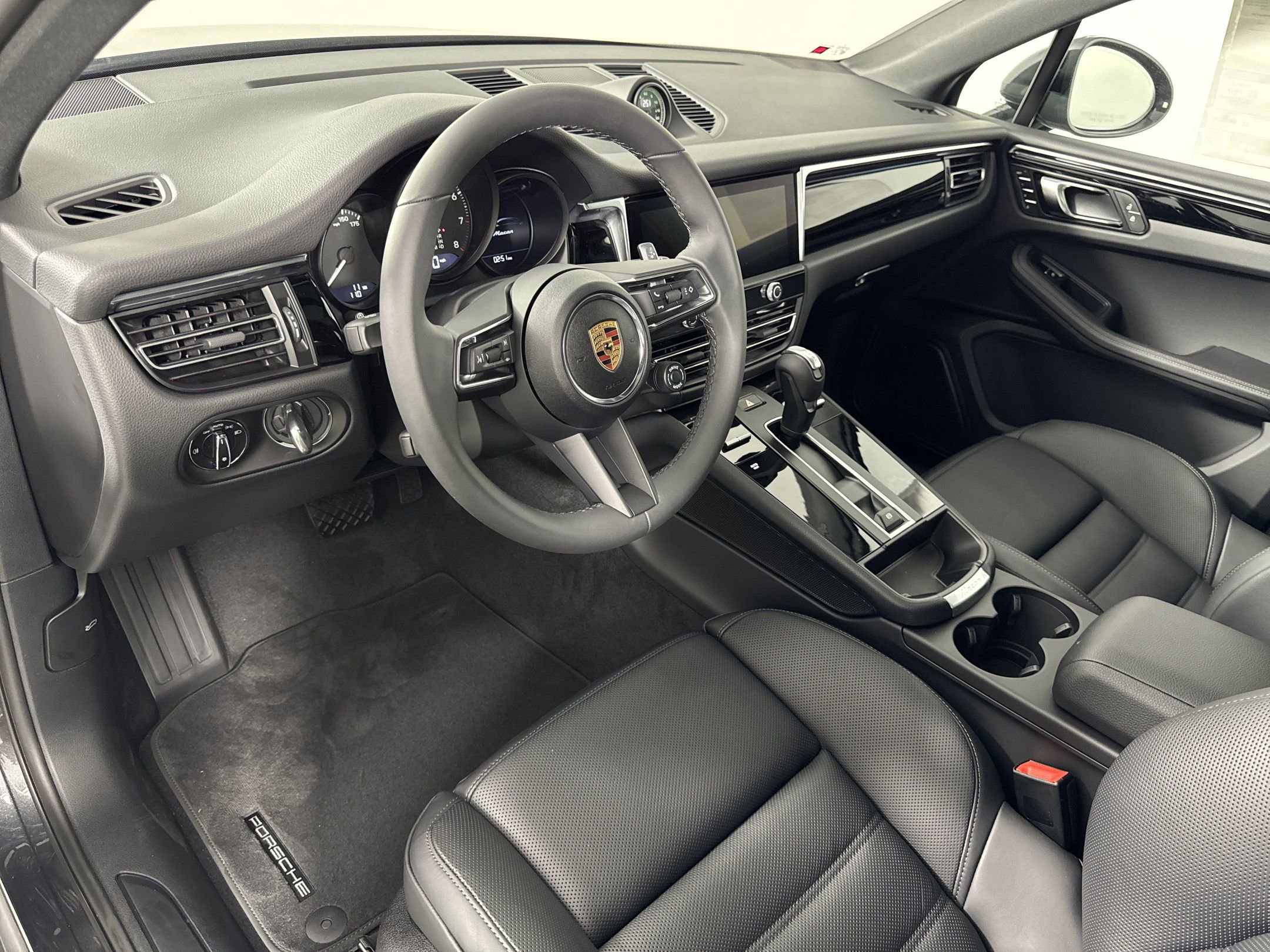 Certified 2025 Porsche Macan image 16