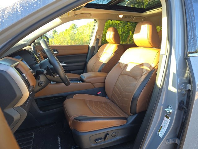 Used 2024 Nissan Pathfinder Platinum FWD image 16