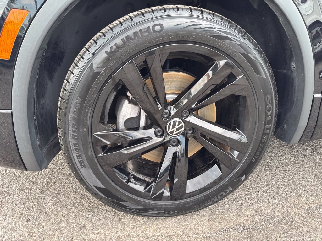 Certified 2024 Volkswagen Tiguan SE R-Line FWD image 11
