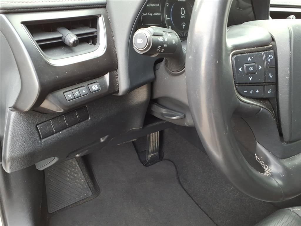 Used 2022 Lexus UX 200 w/ Premium Package image 16