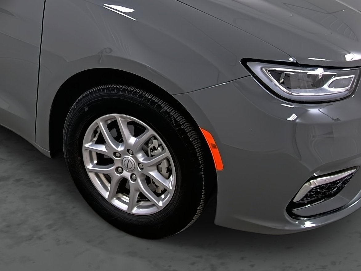Used 2025 Chrysler Pacifica Select FWD image 14