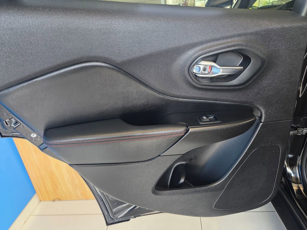 Used 2019 Jeep Cherokee Trailhawk w/ Comfort & Convenience Group image 19